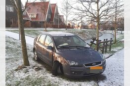 Vrouw laat zwaar beschadigde auto achter in Hippolytushoef