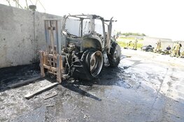 Tractor in brand in Middenmeer