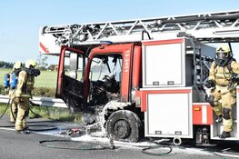 Brandweerauto onderweg naar noodsituatie vliegt in brand op de snelweg