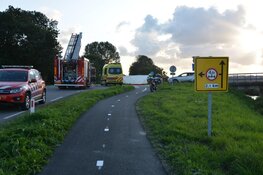 Botsing in Slootdorp: auto onderaan talud