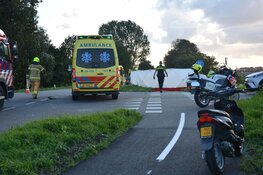 Botsing in Slootdorp: auto onderaan talud