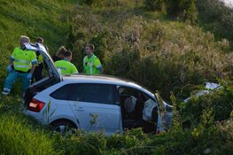 Botsing in Slootdorp: auto onderaan talud