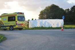 Botsing in Slootdorp: auto onderaan talud