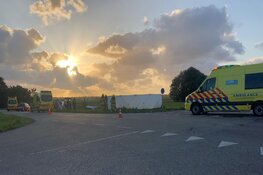 Botsing in Slootdorp: auto onderaan talud