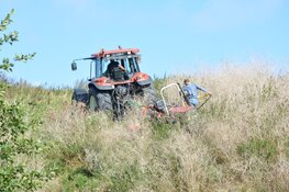 Tractor glijdt van heuvel af