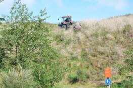 Tractor glijdt van heuvel af