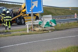 Auto knalt tegen vangrail op Afsluitdijk