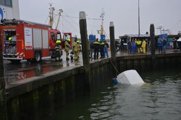 Bestelbus te water in haven Den Oever