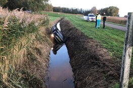Auto belandt ondersteboven in sloot Wieringerwerf