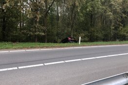 Auto raakt van de weg langs A7