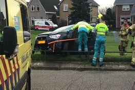 Auto slaat op hol en zorgt voor ravage in Den Oever