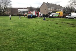 Auto slaat op hol en zorgt voor ravage in Den Oever