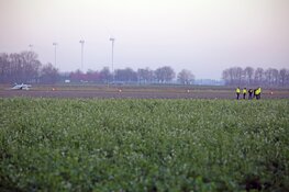 Vliegtuigje slaat over de kop bij landing in Middenmeer