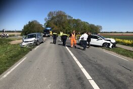 Gewonde bij frontaal ongeluk in Wieringerwerf, weg afgesloten