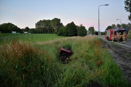Auto raakt van de weg in Wieringerwerf