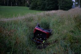 Auto raakt van de weg in Wieringerwerf