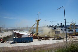 Brand op schip in Den Oever