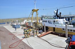 Brand op schip in Den Oever