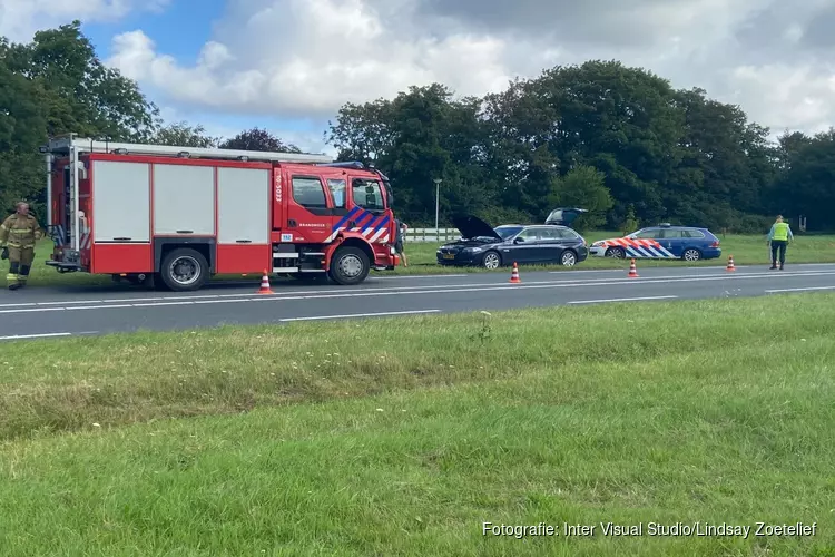 Auto langs de kant met brand onder motorkap