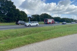 Auto langs de kant met brand onder motorkap