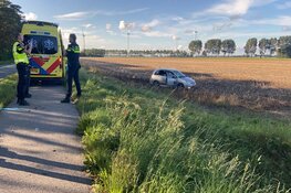 Auto met kinderen aan boord raakt van de weg, geen gewonden