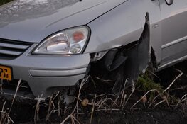 Auto met kinderen aan boord raakt van de weg, geen gewonden