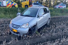 Auto met kinderen aan boord raakt van de weg, geen gewonden