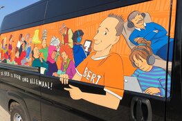 Gepimpte biebbus rijdt door de Noordkop