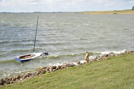 Man op bootje belt brandweer in paniek