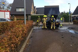 Auto door brand verwoest in Den Oever