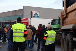 Boeren blokkeren distributiecentrum Albert Heijn in Zaandam
