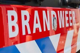 Geparkeerde auto in Den Oever door brand verwoest