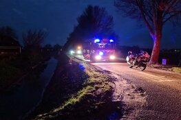 Persoon in scootmobiel rijdt sloot in