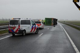 Vrachtwagen gekanteld op A7 bij Middenmeer