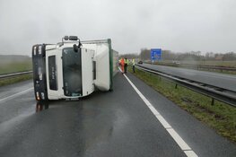 Vrachtwagen gekanteld op A7 bij Middenmeer