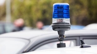 Voetganger op stoep aangereden door busje, busje rijdt door