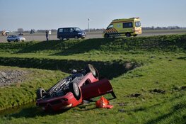 Auto over de kop bij ongeval Slootdorp, twee gewonden