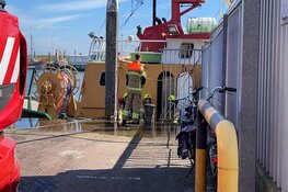 Kleine brand op aangemeerde boot in Den Oever