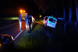 Personenbusje raakt van de weg in Middenmeer