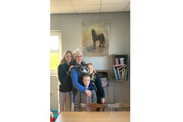 Kunstenares Frea Mea‘ int’ tegenprestatie voor doneren schilderij bij de Wironruiters