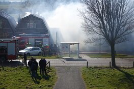 Grote brand in garage van woning in Den Oever