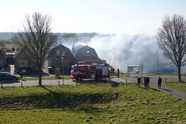 Grote brand in garage van woning in Den Oever