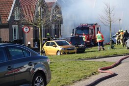 Grote brand in garage van woning in Den Oever