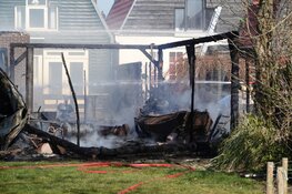 Grote brand in garage van woning in Den Oever