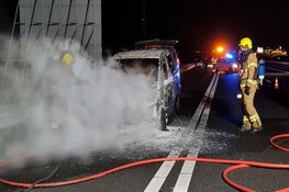 Auto vliegt opeens in brand op A7 bij Middenmeer