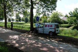 Auto raakt van de weg en rijdt tegen boom in Middenmeer