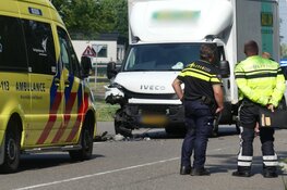 Gewonden na aanrijding tussen twee auto's en bakwagen in Anna Paulowna