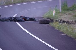 A7 grotendeels afgesloten door brandende hooibalen, banden en asbest