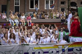 Canal Parade Pride Amsterdam in volle gang (fotoalbum)