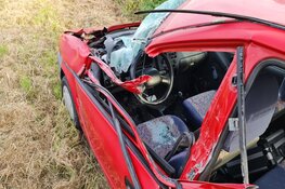 Auto tegen tractor gereden in Barsingerhorn, bestuurder gewond en aangehouden